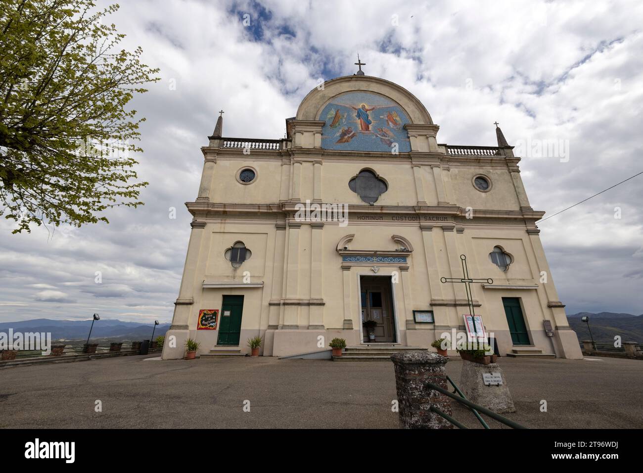 GAVI, ITALIEN, 17. APRIL 2023 - Blick auf das Heiligtum unserer Lieben Frau von der Garde (Madonna della Guardia) von Gavi, Provinz Alessandria, Italien Stockfoto