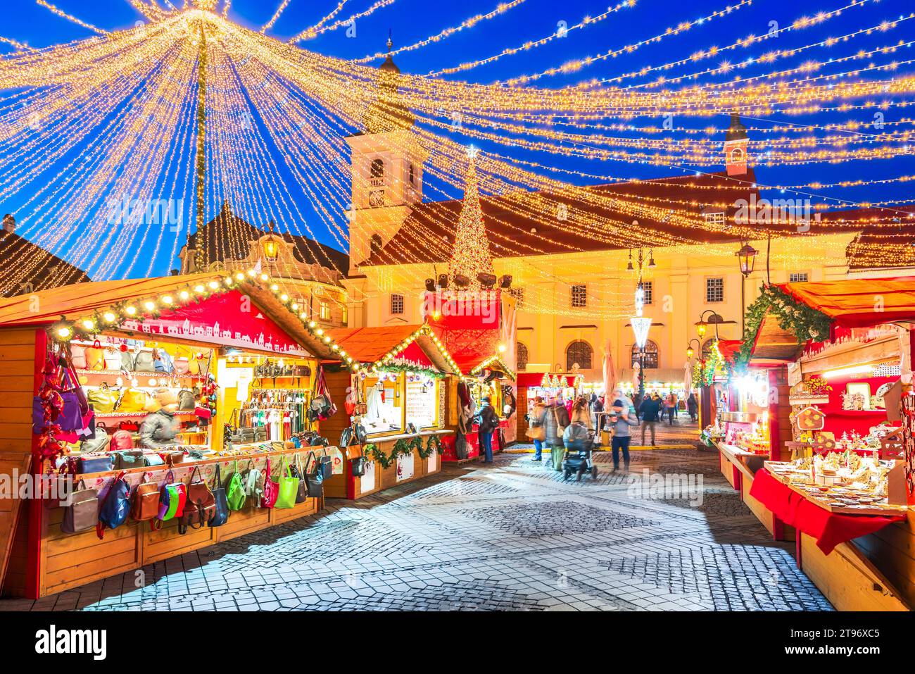 Sibiu, Rumänien. Nachtbild mit Weihnachtsmarkt, mittelalterlicher Innenstadt von Siebenbürgen, berühmter europäischer Weihnachtsmarkt. Stockfoto