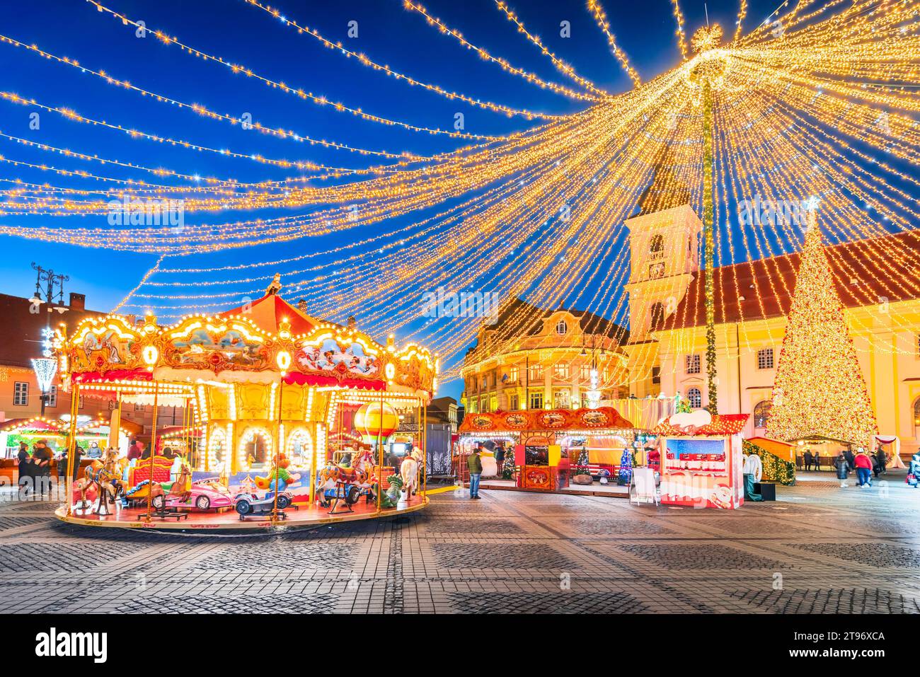 Sibiu, Rumänien. Nachtbild mit Weihnachtsmarkt, mittelalterlicher Innenstadt von Siebenbürgen, berühmter europäischer Weihnachtsmarkt. Stockfoto