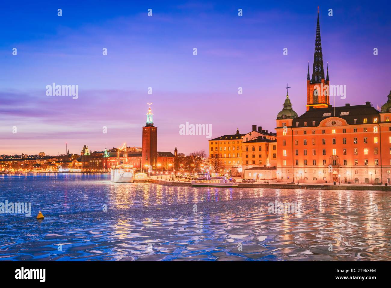 Stockholm, Schweden. Sonnenuntergang über der Gamla Stan, dem Malarsee und der Riddarholmen-Kirche, der berühmten schwedischen Hauptstadt in der Innenstadt. Stockfoto