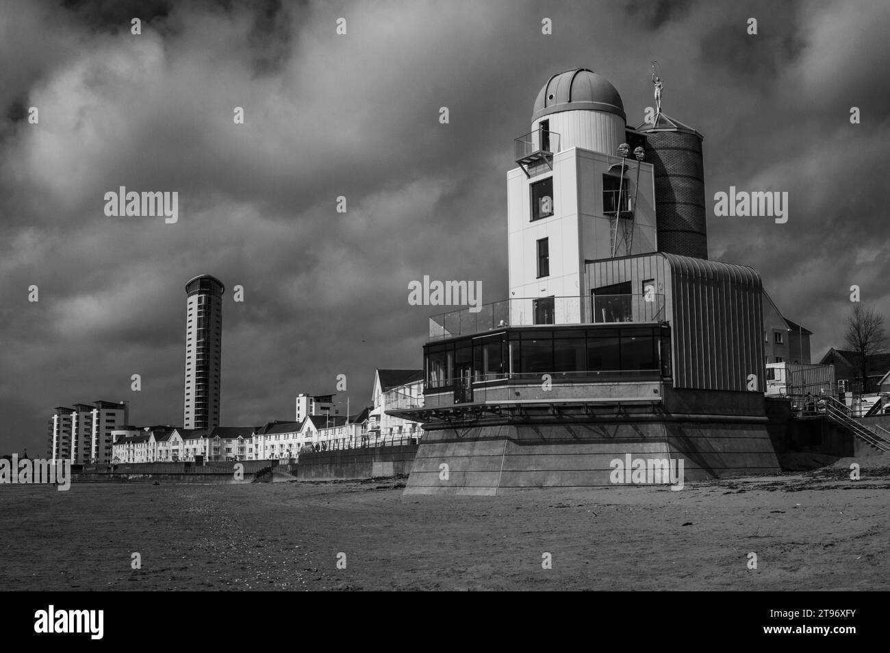 Swansea Bay, Küste, Gebäude, Strand, Himmel, Wolken. Stockfoto