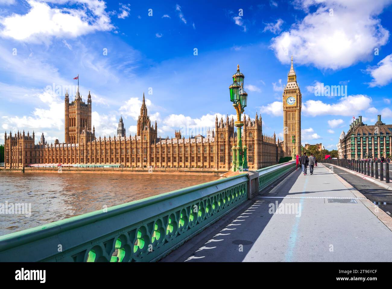 London, Vereinigtes Königreich. Westminster Bridge, Big Ben und House of Commons Gebäude im Hintergrund, reisen englische Wahrzeichen an sonnigen Tagen. Stockfoto