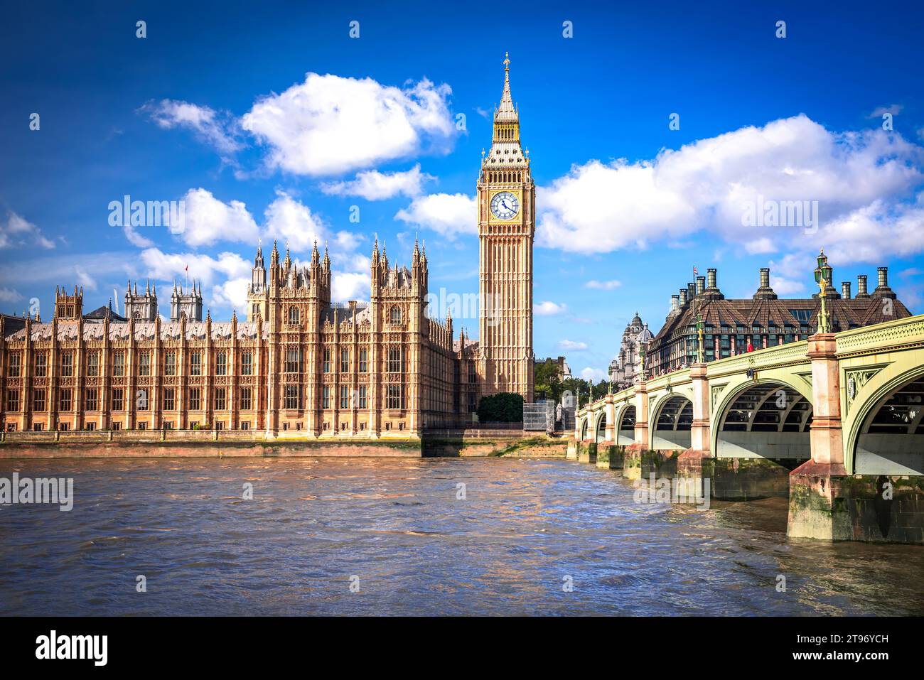 London, Vereinigtes Königreich. Großer Ben und Parlamentsgebäude, wunderschöner blauer Himmel mit weißen Wolken. Stockfoto