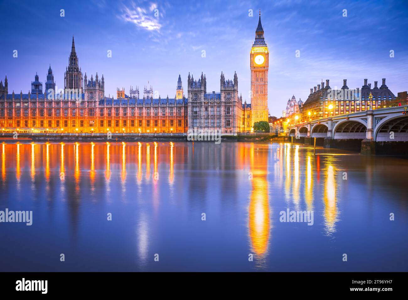 London, Vereinigtes Königreich. Westminster Bridge, Big Ben und House of Commons Gebäude im Hintergrund, reisen englische Wahrzeichen zur blauen Stunde. Stockfoto