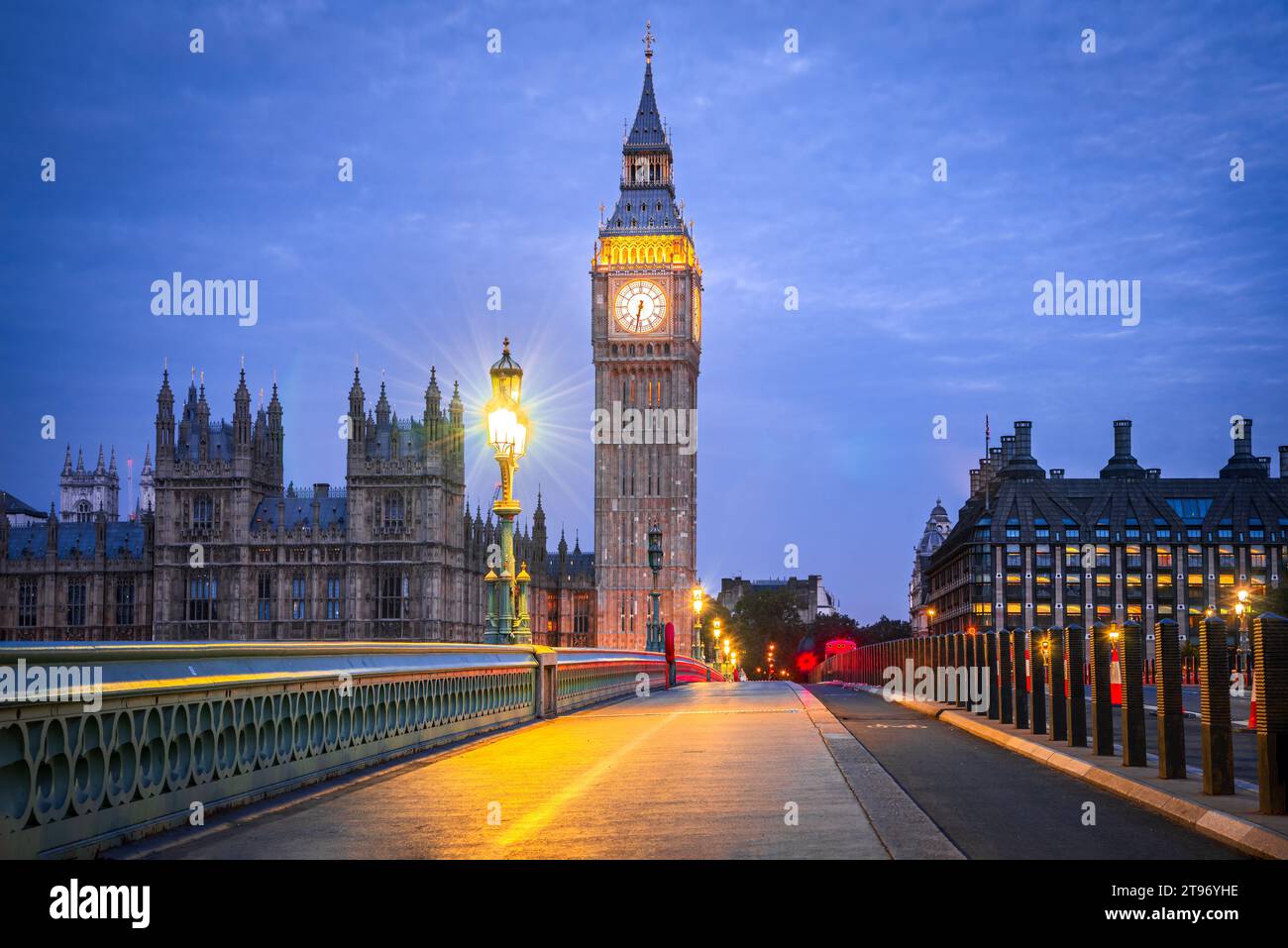 London, Vereinigtes Königreich. Westminster Bridge, Big Ben und House of Commons Gebäude im Hintergrund, reisen englische Wahrzeichen zur blauen Stunde. Stockfoto