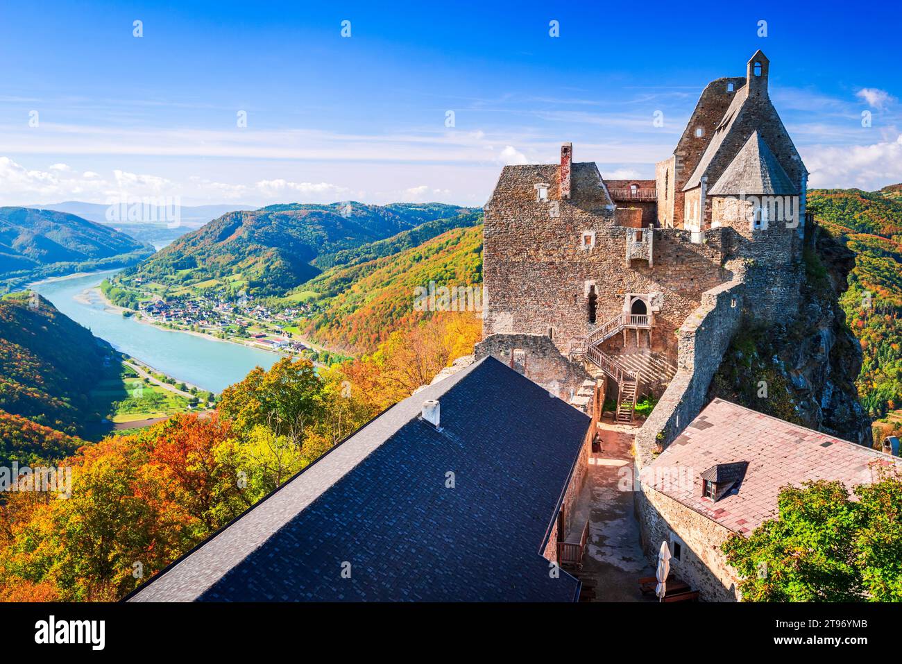 Burg Aggstein, Österreich. Wunderschöne Landschaft mit der Burgruine Aggstein und Donau, Wachautal. Stockfoto