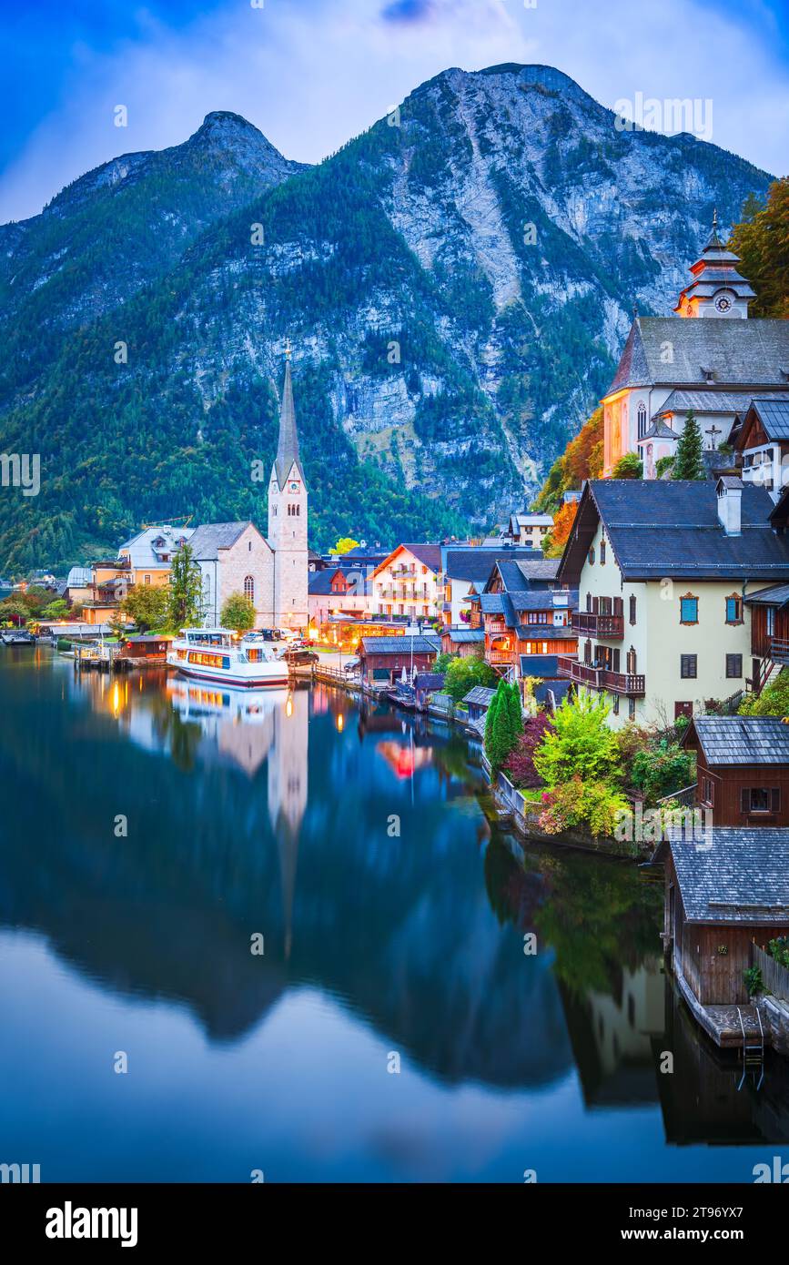 Hallstatt, Österreich. Malerischer Postkartenblick auf das weltberühmte Alpendorf in Oberösterreich, die Dachsteinalpen. Stockfoto