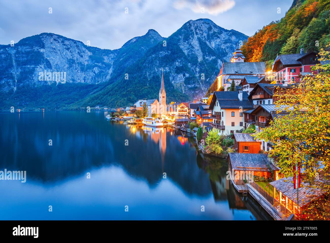 Hallstatt, Österreich. Kleines Dorf, nebelige Landschaft in der Dämmerung, österreichische Dachsteinalpen. Stockfoto