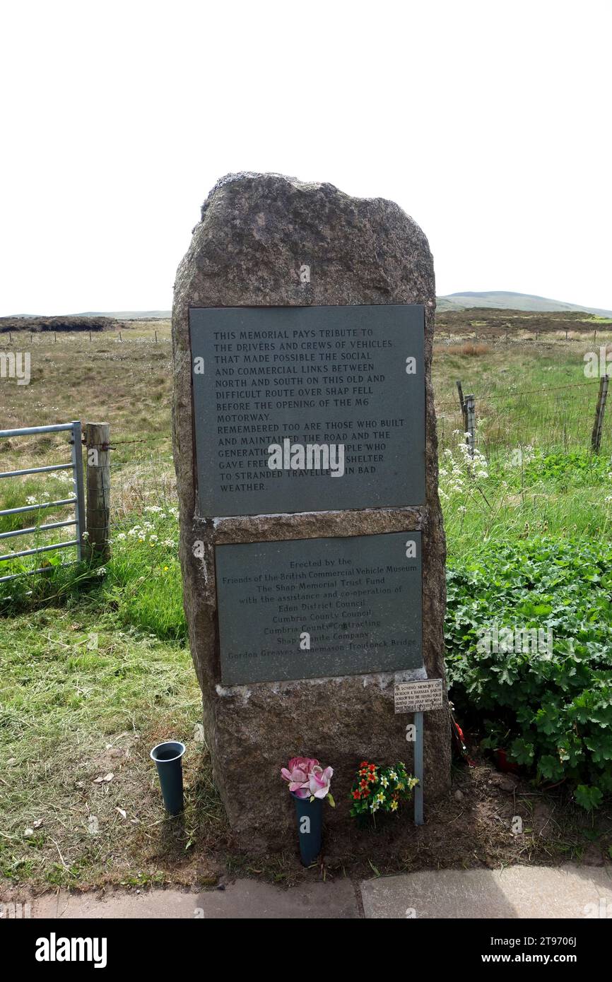 Das Stone and Slate Memorial auf dem A6 Road Summit Layby auf Shap fiel an diejenigen, die die Road im Lake District National Park in Cumbria gebaut haben. Stockfoto