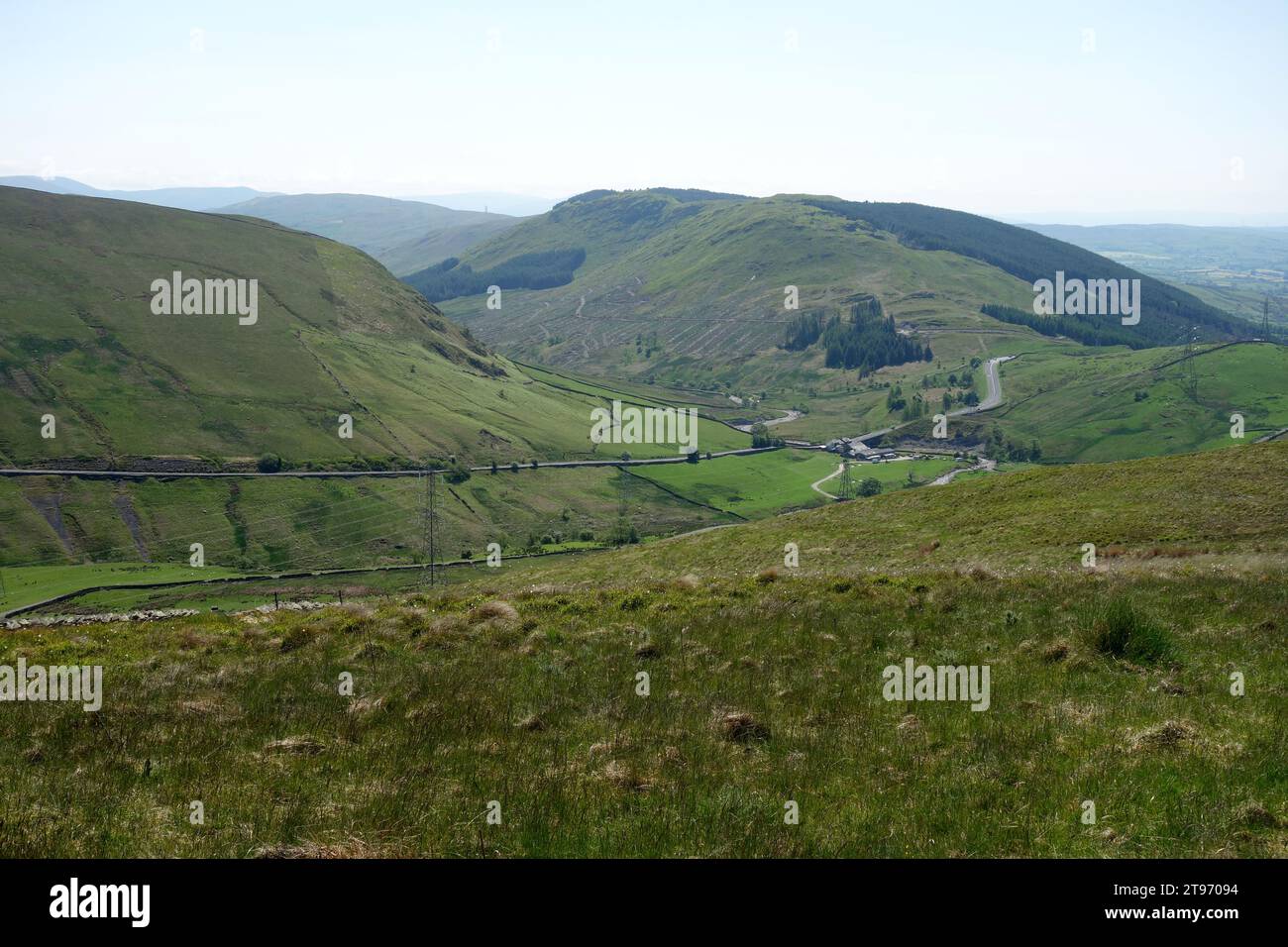 Die A6 und das Borrowdale Valley vom Gipfel des Outlying Wainwright „High House Bank“ in Crookdale, Lake District National Park, Cumbria. UK. Stockfoto
