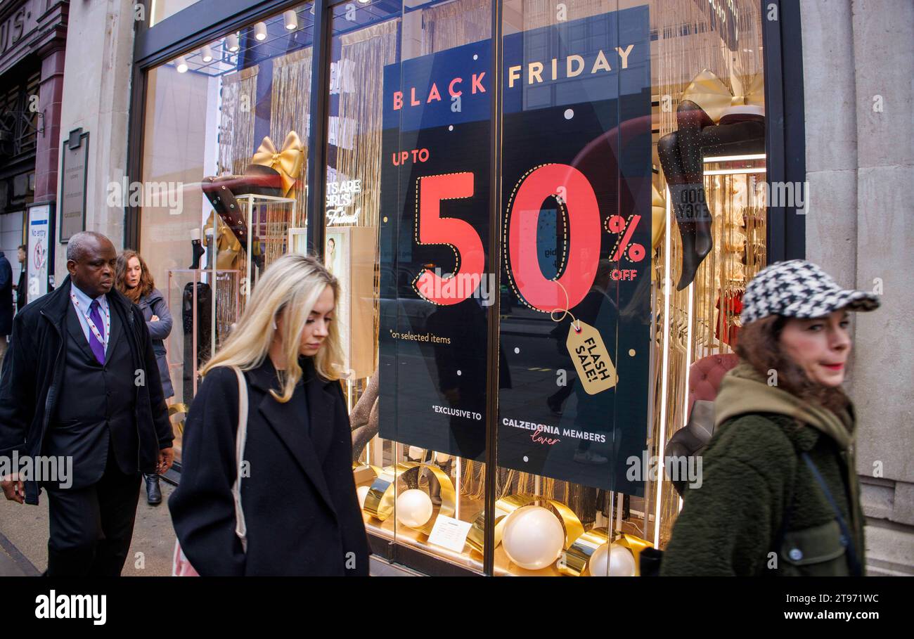 London, Großbritannien. November 2023. Rabattschilder in der Oxford Street werben für große Rabatte für Black Friday. Der schwarze Freitag fällt auf den ersten Freitag nach Thanksgiving, der in diesem Jahr auf den 24. November fällt. Einige Einzelhändler bieten Käufern Rabatte von bis zu 70 % an. Das Black Frtiday Event wird oft über das Wochenende bis zum Cyber Monday fortgesetzt. Quelle: Karl Black/Alamy Live News Stockfoto