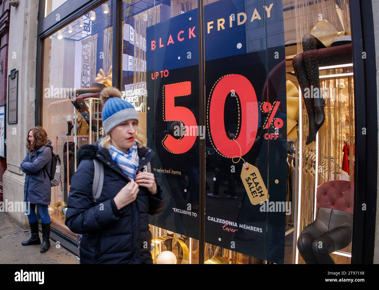 London, Großbritannien. November 2023. Rabattschilder in der Oxford Street werben für große Rabatte für Black Friday. Der schwarze Freitag fällt auf den ersten Freitag nach Thanksgiving, der in diesem Jahr auf den 24. November fällt. Einige Einzelhändler bieten Käufern Rabatte von bis zu 70 % an. Das Black Frtiday Event wird oft über das Wochenende bis zum Cyber Monday fortgesetzt. Quelle: Karl Black/Alamy Live News Stockfoto