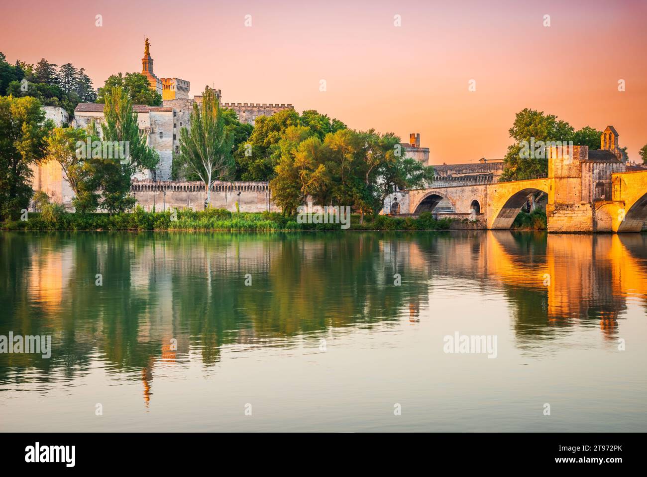 Avignon, Frankreich. Rhone River und mittelalterliche Innenstadt, Golden Hour bei Sonnenuntergang, Reiseziel Provence. Stockfoto