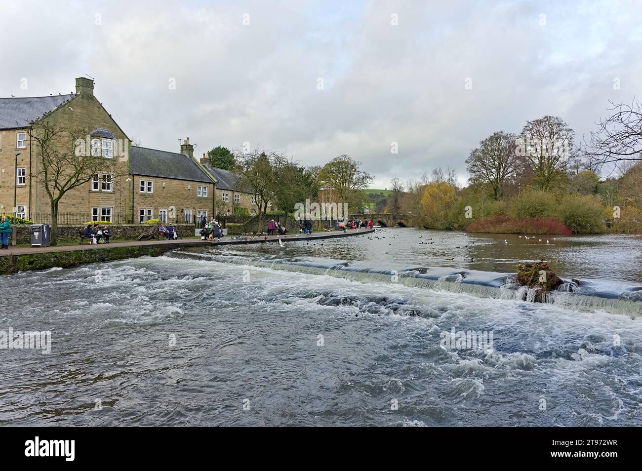 Rapids, die auf dem River Wye von der Love Locks Bridge in Bakewell fließen Stockfoto