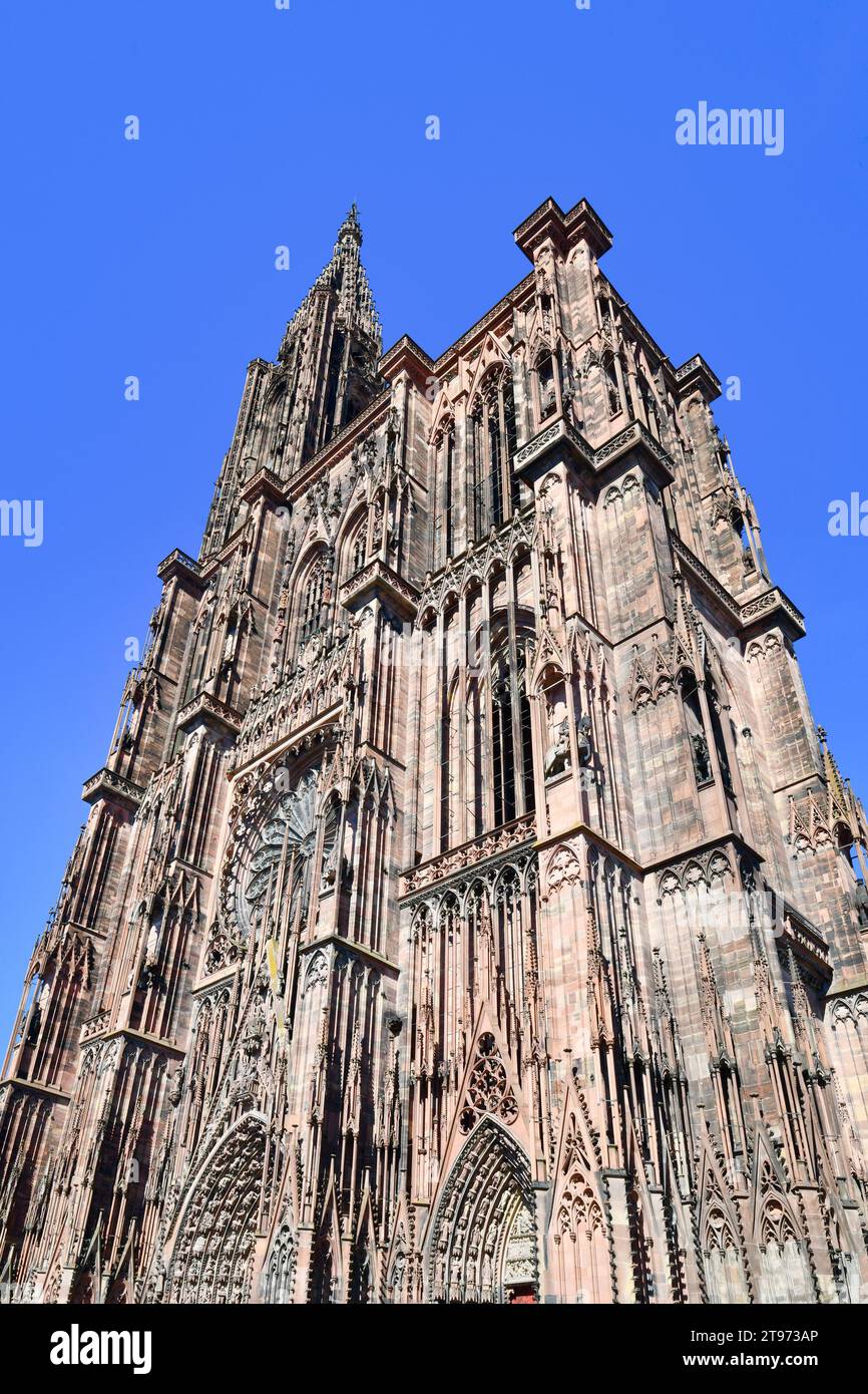 Turm der berühmten Straßburger Kathedrale in Frankreich im romanischen und gotischen Architekturstil Stockfoto