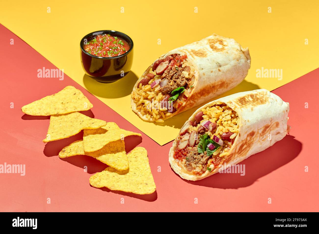 Traditioneller mexikanischer Rindfleisch-Burrito mit Nachos Chips und Salsa Sauce. Stockfoto