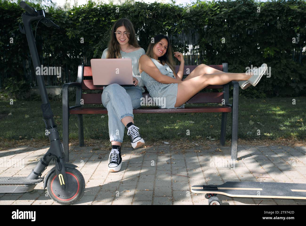 Zwei Mädchen haben Spaß auf der Straße. Stockfoto