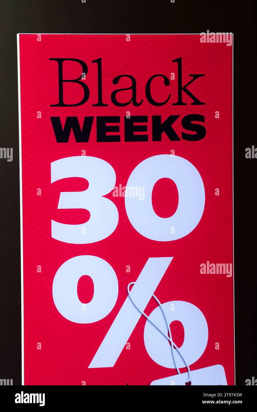 Black Weeks - 30 Prozent - auf tausende wie folgt gekennzeichnete Artikel*- Peek&Cloppenburg Logo - Black Friday Sale - Blackweek - die besten Deals des Jahres - Ausverkauf des Jahres - Online Shopping Event aus den USA - Sonderpreise zum Christmas Start - Rabatte zum Start des Weihnachtsgeschäfts - Berlin, Deutschland, DEU, Deutschland, DE, 22.11.2023 - Werbeaktion mit Werbebotschaften für den Black Friday Sale in vielen Einzelhandelsgeschäften. Rabattschlacht am Black-Friday Day in zahlreichen Geschäften, Kaufhäusern und im Online-Handel mit großen Preisnachlässen. Der Einzelhandel generiert an Stockfoto