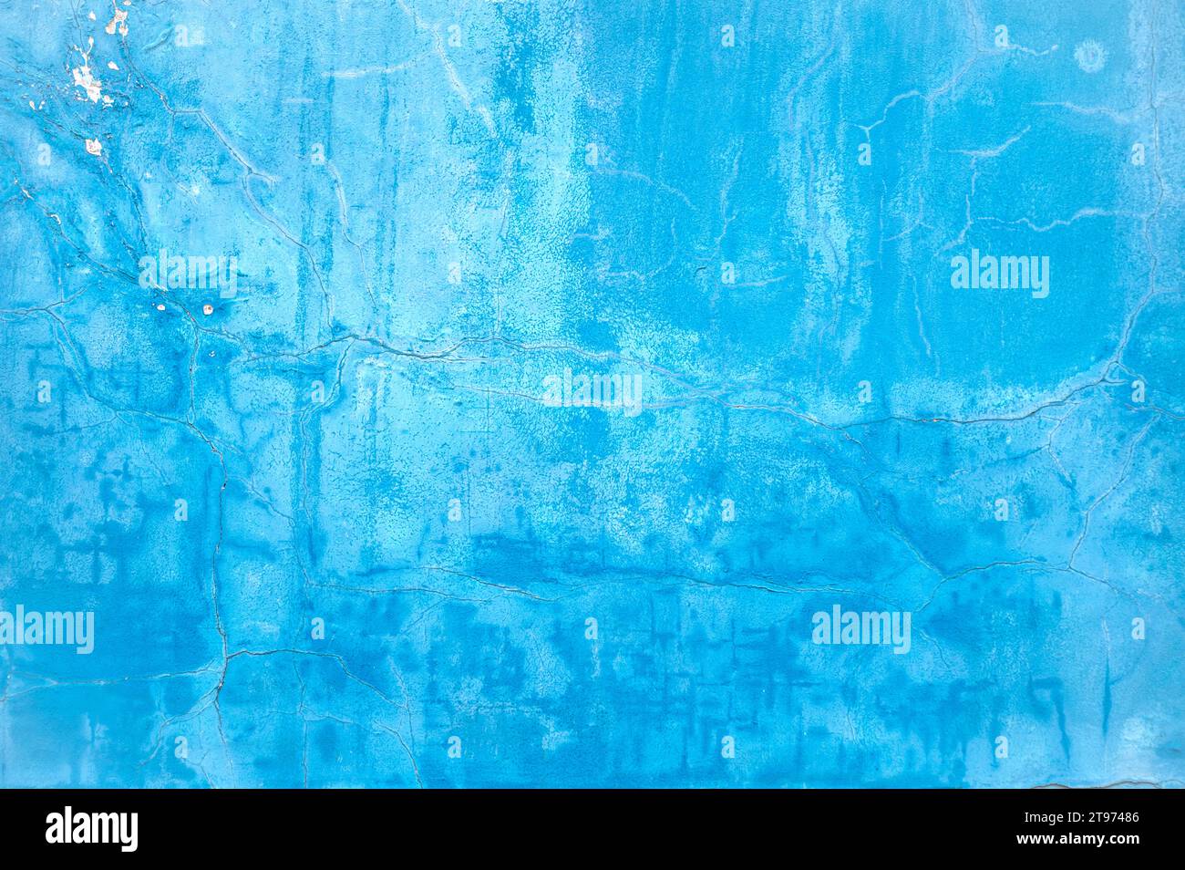 Wand mit hellblauer Farbe auf der Oberfläche, beschädigte gerissene Oberfläche als Textur oder Hintergrund Stockfoto