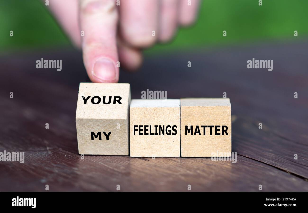 Die Hand dreht Holzwürfel und ändert den Ausdruck „meine Gefühle sind wichtig“ in „Ihre Gefühle sind wichtig“. Stockfoto
