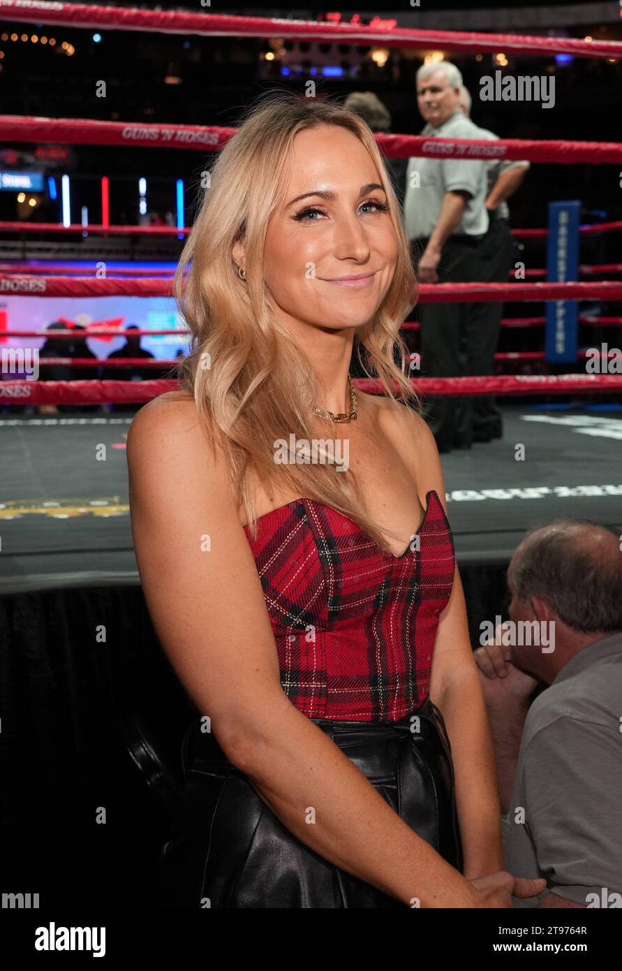 St. Louis, Usa. November 2023. Der Komiker Nikki Glaser besucht das Boxing Match Guns and Tubes im Enterprise Center in St. Louis am Mittwoch, 22. November 2023. Die jährliche Veranstaltung sammelt Geld für die Familien der Polizei, der Feuerwehr und des medizinischen Personals, die im Dienst getötet wurden. Foto: Bill Greenblatt/UPI Credit: UPI/Alamy Live News Stockfoto