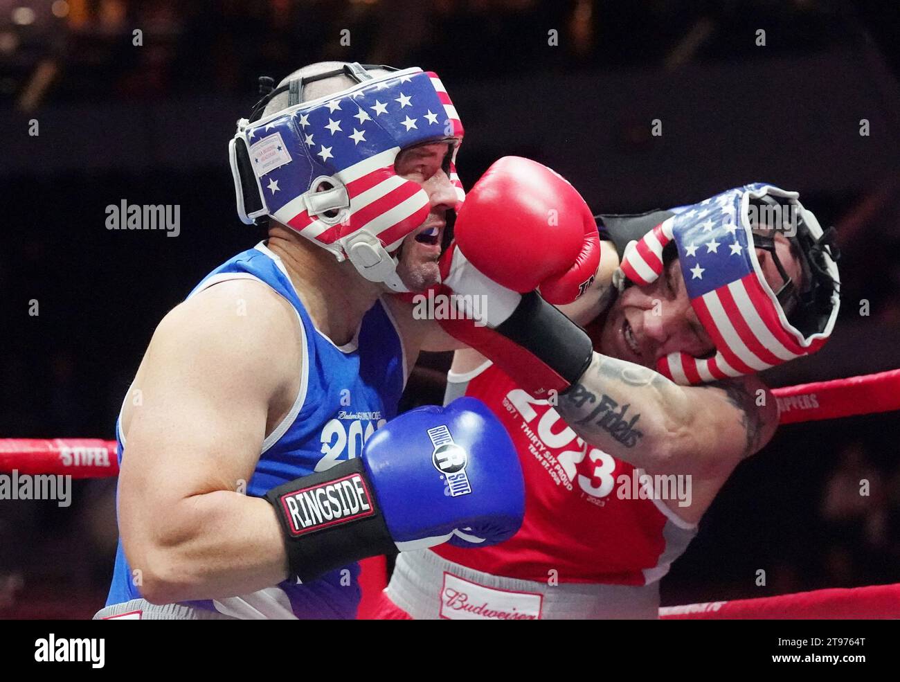 St. Louis, Usa. November 2023. Der Boxer Paul Brough von der Belleville, Illinois Fire Department (R) trifft Brandon Ponce vom Maryville, Illinois Police Department während des Boxing Matches im Enterprise Center in St. Louis am Mittwoch, 22. November 2023. Die jährliche Veranstaltung sammelt Geld für die Familien der Polizei, der Feuerwehr und des medizinischen Personals, die im Dienst getötet wurden. Foto: Bill Greenblatt/UPI Credit: UPI/Alamy Live News Stockfoto