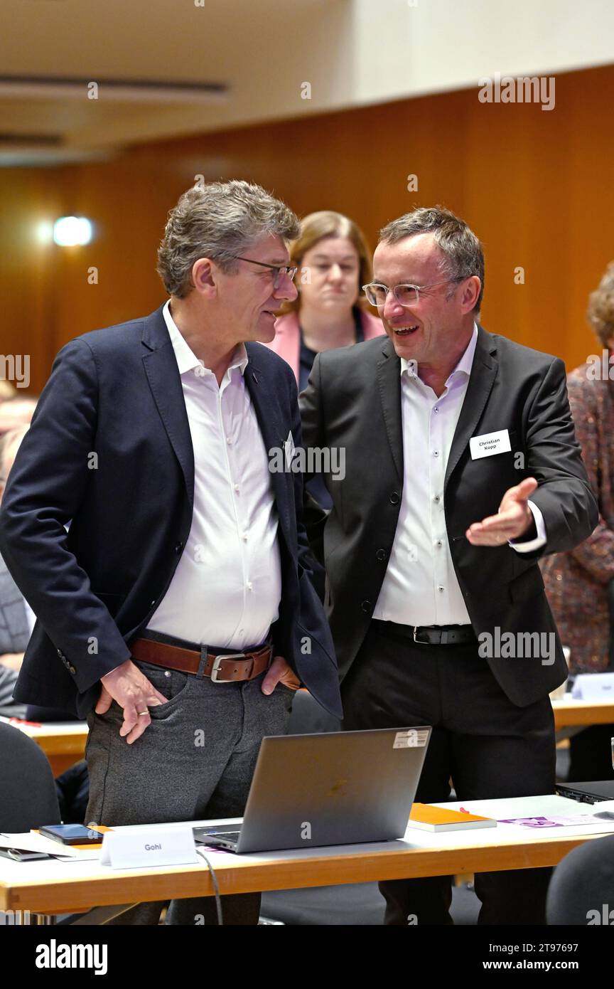 V.l. Landesbischof der Evangelischen Landeskirche in Württemberg, Ernst-Wilhelm Gohl, und der Landesbischof der evangelisch-lutherischen Kirche in Bayern, Christian Kopp, waehrend der Tagung der Synode der Evangelischen Kirche in Deutschland EKD-Synode in Ulm. Foto vom 14.11.2023. NUR REDAKTIONELLE VERWENDUNG *** V l Bischof der Evangelischen Kirche in Württemberg, Ernst Wilhelm Gohl, und der Bischof der Evangelisch-Lutherischen Kirche in Bayern, Christian Kopp, während des Treffens der Synode der Evangelischen Kirche in Deutschland EKD Synode in Ulm Foto vom 14 11 2023 REDAKTIONELLE VERWENDUNG NUR Copyright: epd- Stockfoto