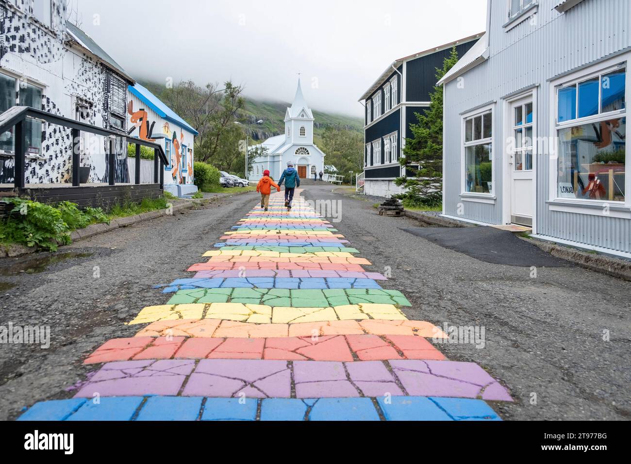 Rainbow Street (Pfad) durch das Dorf Seydisfjordur, Island, Skandinavien, Europa - Ost Island, Europa, 6. juli 2023 Stockfoto