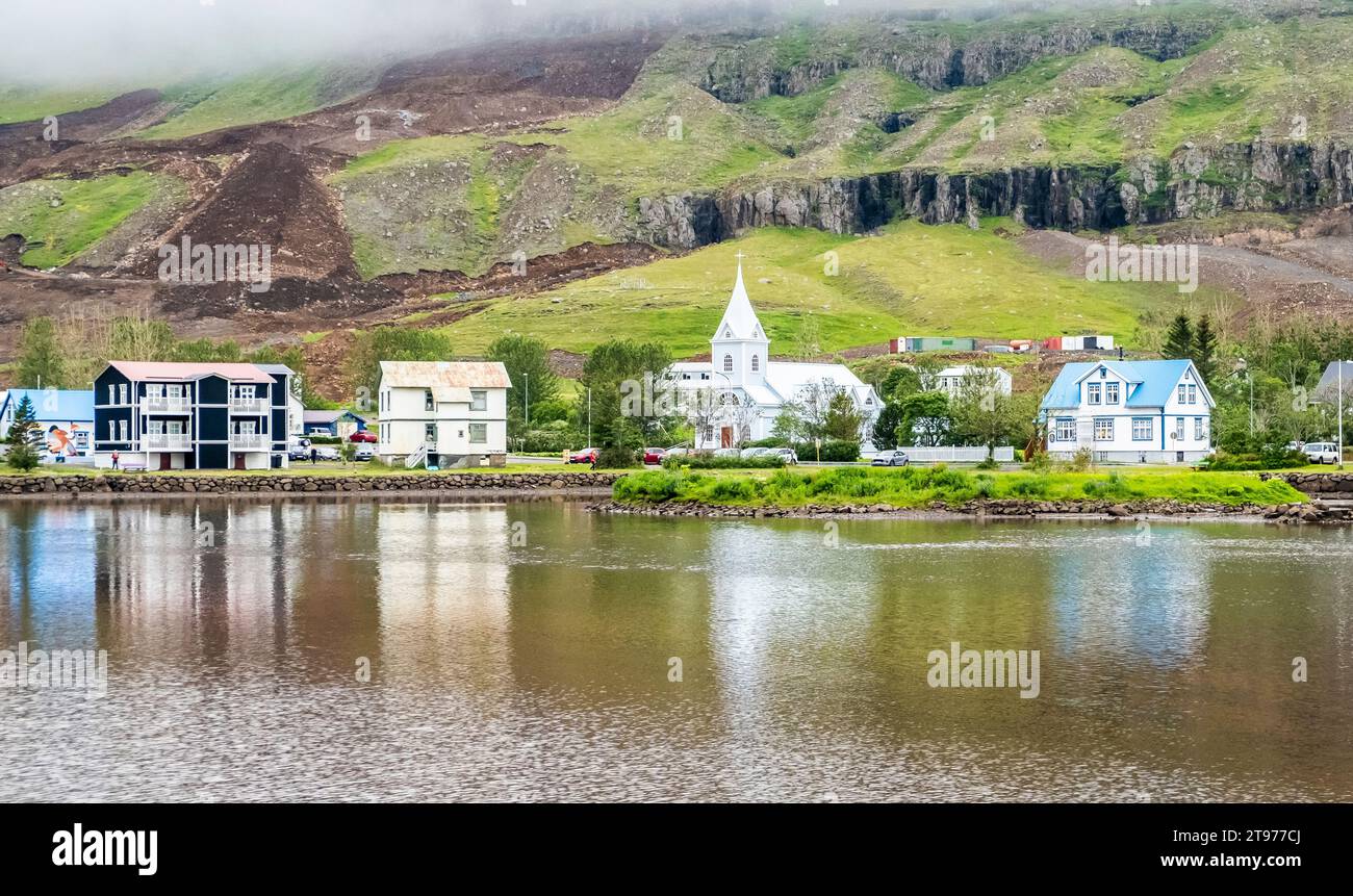 Seydisfjordur Village of Iceland: Eine kleine Stadt im Osten Islands befindet sich in einem wunderschönen Fjord mit dem gleichen Namen, Ost-Island, Europa, 6. juli 2023 Stockfoto