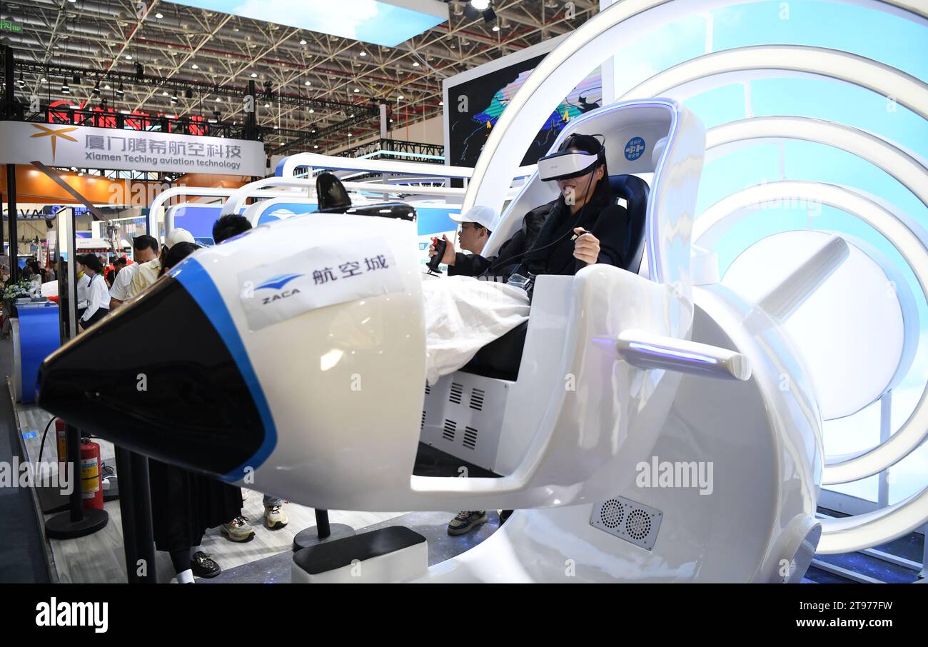 Zhuhai, chinesische Provinz Guangdong. November 2023. Ein Besucher probiert einen Flugsimulator während der Aero Asia Show 2023 in Zhuhai, südchinesischer Provinz Guangdong, am 23. November 2023. Die Aero Asia Show 2023, die von der Zhuhai Airshow Co., Ltd. Und der German AERO Friedrichshafen organisiert wurde, startete am Donnerstag im Zhuhai International Air Show Center. Quelle: Deng Hua/Xinhua/Alamy Live News Stockfoto