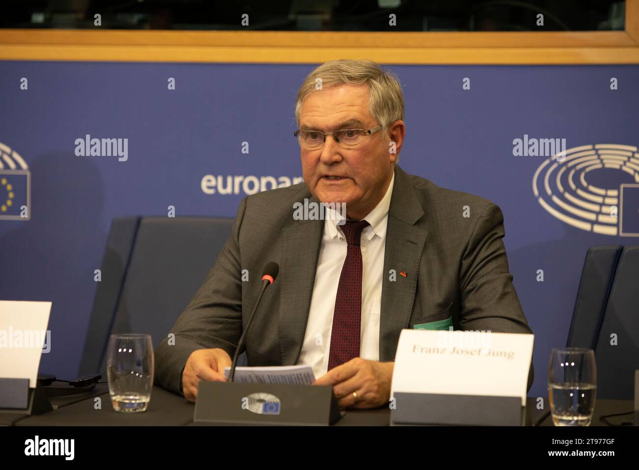 Straßburg, Frankreich. November 2023. Der ehemalige deutsche Verteidigungsminister Dr. Franz Josef Jung spricht während der Konferenz. Ein breites Spektrum von Mitgliedern des Europäischen Parlaments (MdEP) sprach am Mittwoch auf einer Konferenz in Straßburg, in der die Staats- und Regierungschefs der Europäischen Union aufgefordert werden, der Straflosigkeit und dem Terrorismus des iranischen Regimes entgegenzuwirken, indem die Revolutionsgarden als terroristische Organisation auf die schwarze Liste gesetzt und Botschaften des iranischen Regimes geschlossen werden. Quelle: SOPA Images Limited/Alamy Live News Stockfoto