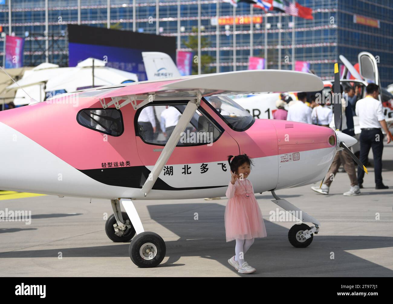 Zhuhai, chinesische Provinz Guangdong. November 2023. Ein Kind posiert mit einem Flugzeug während der Aero Asia Show 2023 in Zhuhai, südchinesischer Provinz Guangdong, 23. November 2023. Die Aero Asia Show 2023, die von der Zhuhai Airshow Co., Ltd. Und der German AERO Friedrichshafen organisiert wurde, startete am Donnerstag im Zhuhai International Air Show Center. Quelle: Deng Hua/Xinhua/Alamy Live News Stockfoto