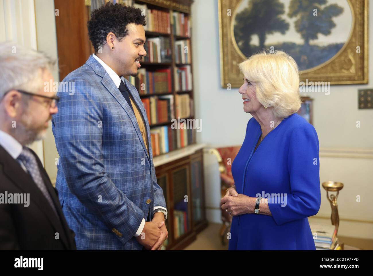 Queen Camilla spricht mit dem Autor Jonathan Escoffery, der für „If I Survive You“ nominiert wurde, während eines Empfangs im Clarence House in London für die Booker Prize Foundation. Bilddatum: Donnerstag, 23. November 2023. Stockfoto