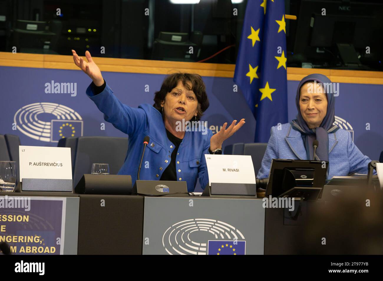 Die französische Abgeordnete Michele Rivasi spricht während der Konferenz. Ein breites Spektrum von Mitgliedern des Europäischen Parlaments (MdEP) sprach am Mittwoch auf einer Konferenz in Straßburg, in der die Staats- und Regierungschefs der Europäischen Union aufgefordert werden, der Straflosigkeit und dem Terrorismus des iranischen Regimes entgegenzuwirken, indem die Revolutionsgarden als terroristische Organisation auf die schwarze Liste gesetzt und Botschaften des iranischen Regimes geschlossen werden. (Foto: Siavosh Hosseini / SOPA Images/SIPA USA) Stockfoto