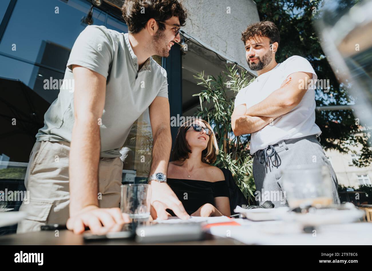 Erfolgreiches Business Team analysiert Budgetmanagement für das Wachstum von Start-up-Unternehmen in Urban City Stockfoto