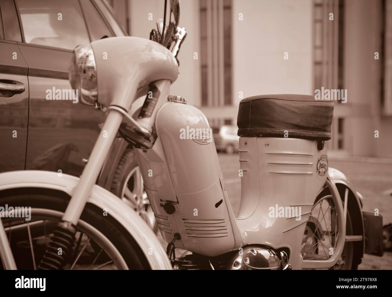 Nahaufnahme des Logos auf dem Kraftstofftank eines JAWA Retro-Motorrads. Details des alten Motorrads Jawa 50-550, das in der ehemaligen Tschechoslowakei produziert wurde, stehen auf dem Par Stockfoto