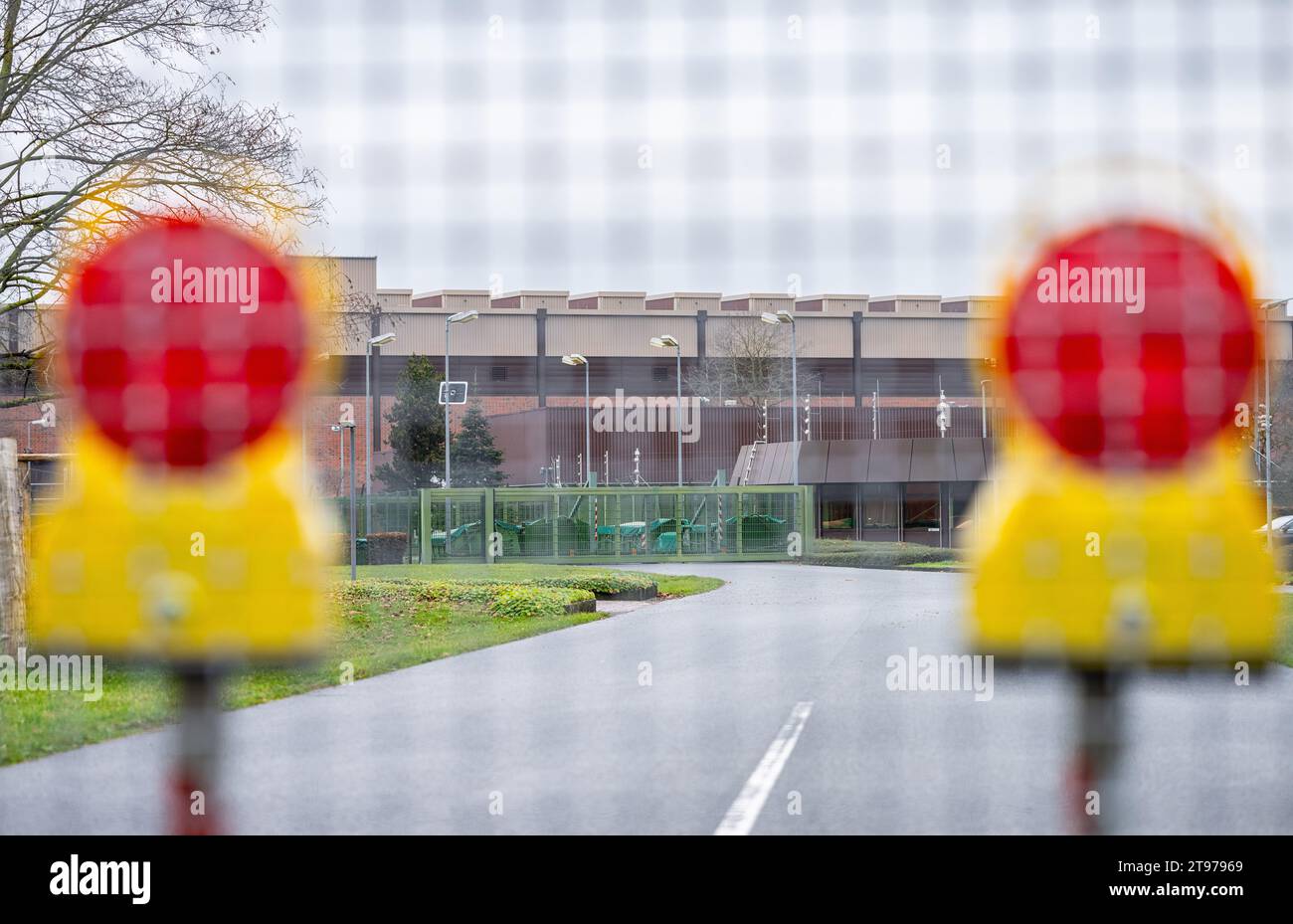 Ahaus, Deutschland. November 2023. Eine Zufahrtsstraße mit zwei Warnlichtern führt zum Zwischenlager Ahaus, das von der BGZ Gesellschaft für Zwischenlagerung mbH betrieben wird. Hier werden hoch- und niedrigradioaktive Abfälle gelagert. Quelle: Guido Kirchner/dpa/Alamy Live News Stockfoto