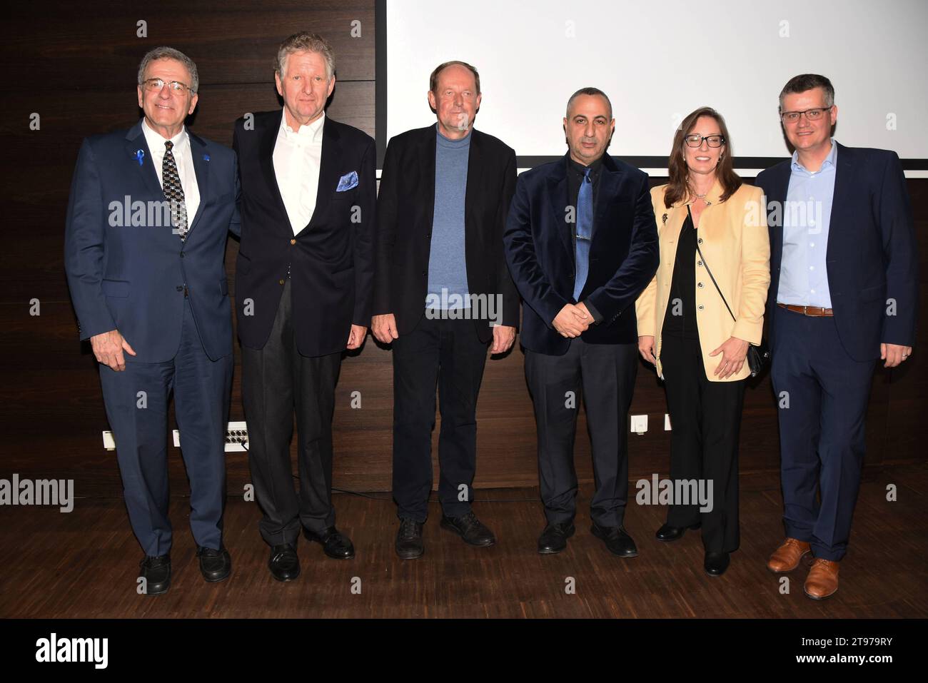 David Schafer Geschäftsführer Malz Museum USA Dr Christoph Rueckel Rechtsanwalt Aufsichtsratsvorsitzender Adolf Rosenberger GmbH Prof Dr. Frank Bajohr Wissenschaftler Leiter des Zentrums für Holocaust-Studien Avner Avraham Kurator und ehemaliger Agent des Mossad Prof Dr. Sandra Esslinger Gruenderin Adolf Rosenberger GmbH Dr Arnulf Schlueter Direktor des Staatlichen Museen Aegyptische Kunst München 23.11.2023 Ägyptisches Museum München Presse Praesentation Thema Operation Finale Ergreifung und der Prozess von Adolf Eichmann München *** David Schafer Geschäftsführer Malz Museum USA Dr Stockfoto