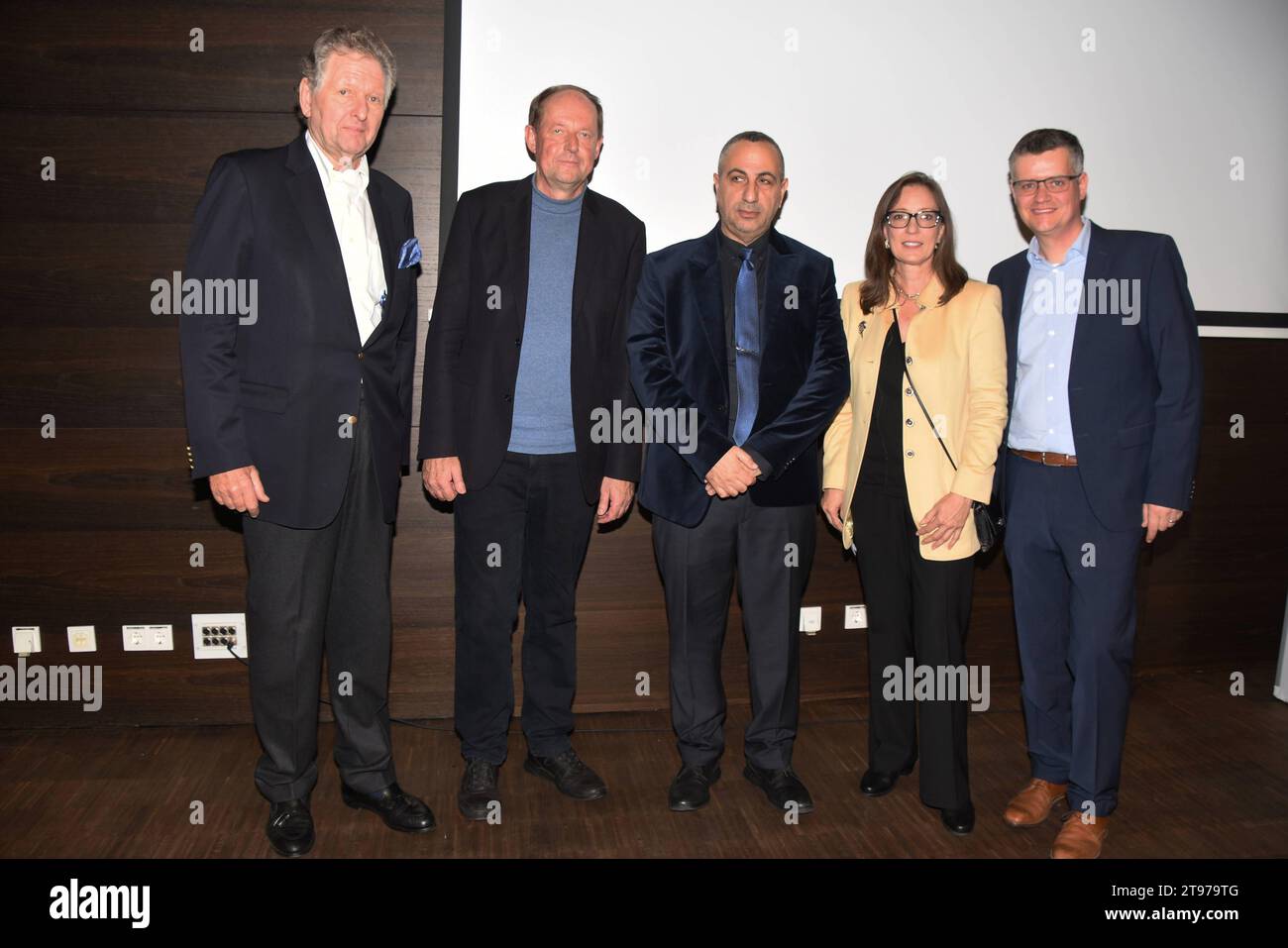 Dr. Christoph Rueckel Rechtsanwalt Aufsichtsratsvorsitzender Adolf Rosenberger gGmbH Prof Dr. Frank Bajohr Wissenschaftler Leiter des Zentrums für Holocaust-Studien Avner Avraham Kurator und Ehemaliger Agent des Mossad Prof Dr. Sandra Esslinger Gruenderin Adolf Rosenberger gGmbH Dr Arnulf Schlueter Direktor des Staatlichen Museen Aegyptische Kunst München 23.11.2023 Ägyptisches Museum München Presse Praesentation Thema Operation Finale Ergreifung und der Prozess von Adolf Eichmann Muenchen *** Dr Christoph Rueckel Rechtsanwalt Vorsitzender des Aufsichtsrats Adolf Rosenberger gGmbH Prof Dr. Fran Stockfoto