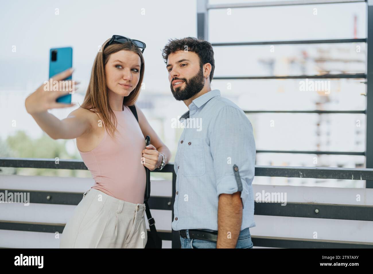Geschäftspartner machen ein Selfie in der Stadt während der Pause von der Arbeit. Stockfoto