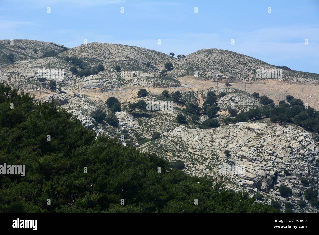 Ein Blick auf Berge und Wälder von einem Wanderweg auf der griechischen Insel Ikaria, einer „blauen Zone“ in der Ägäis, in der Nähe von Profitis Ilias, Griechenland. Stockfoto