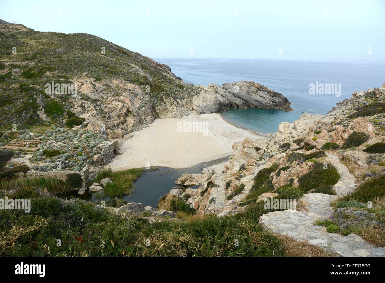 Ein abgeschiedener Strand und eine Bucht unterhalb des Dorfes NAS, an der Nordküste von Ikaria, einer „blauen Zone“ auf den griechischen Inseln, Griechenland. Stockfoto