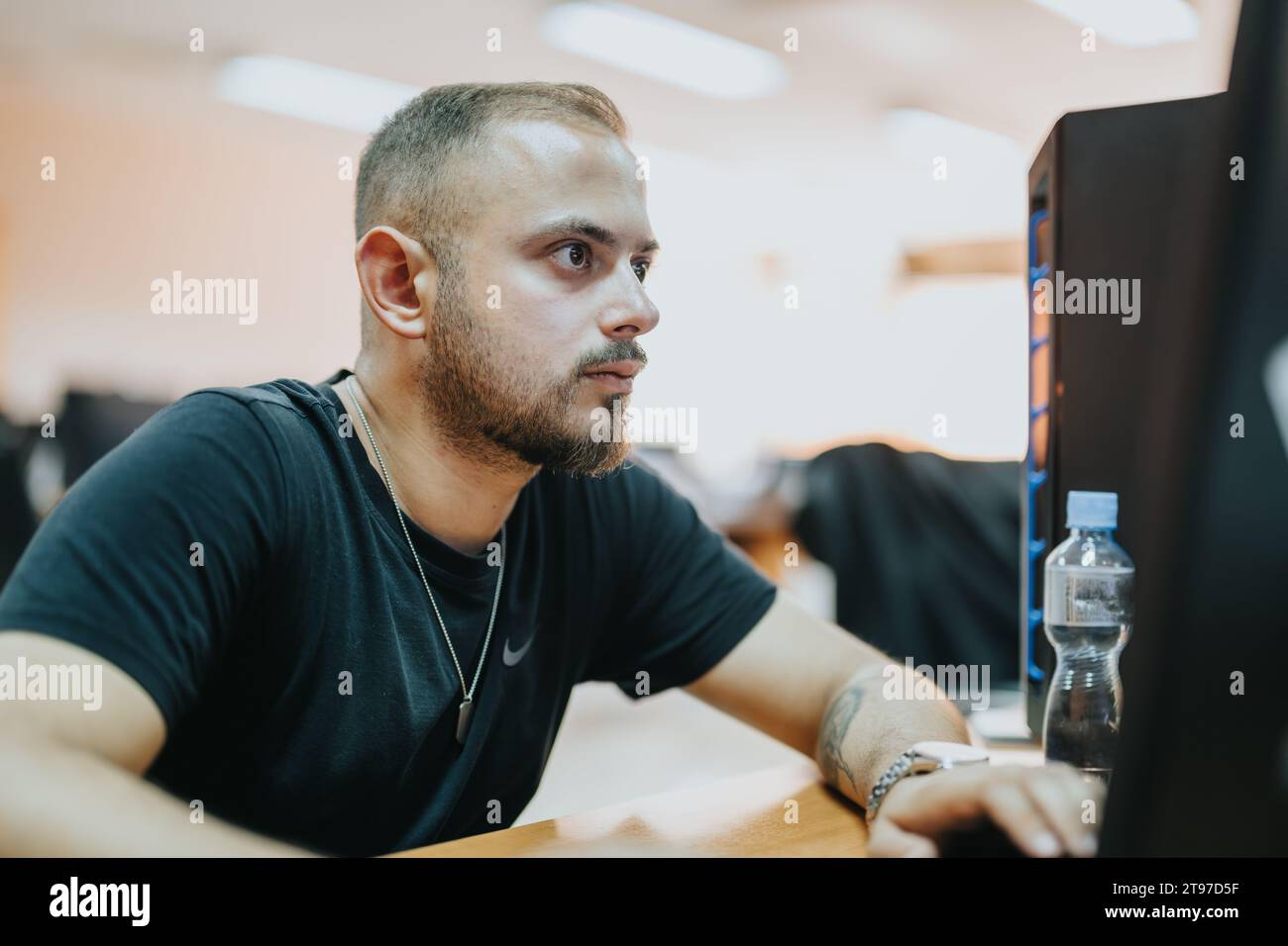 Erfolgreicher Geschäftsmann diskutiert Strategie im Stadtgebiet Stockfoto