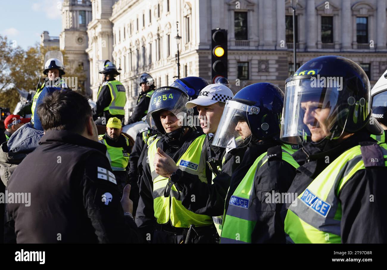 England, London, Parliament Square, Riot Police und Public Ordnungspolizei enthalten eine Gruppe rechtsradikaler Anhänger. Offizierskommandant der Red-Cap-Einheit, seargent mit weißer Kappe. Stockfoto