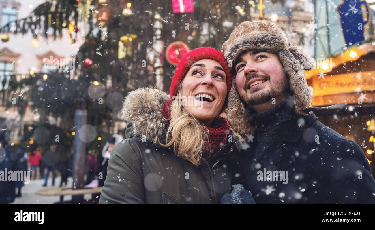 Frau und Mann auf dem Weihnachtsmarkt vor dem Baum Stockfoto