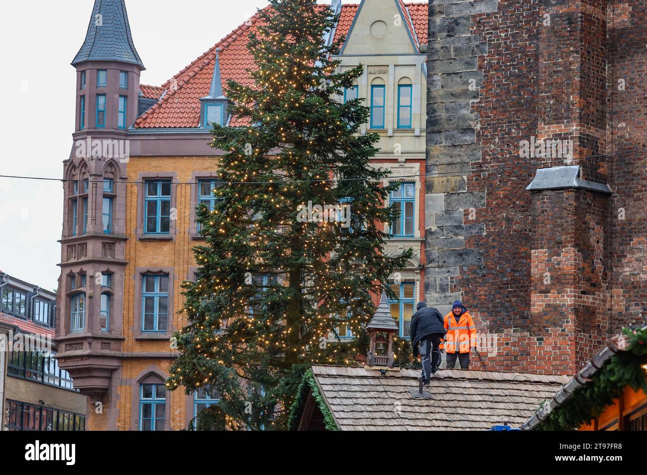 Niedrsachsen, Hannover, Aufbau Weihnachtsmarkt an der Marktkirche, der Weihnachtsmarkt findet vom 27.11. bis 22.12.22 in der Zeit von 11:00 bis 21:00 Uhr statt, *** Niedersachsen, Hannover, Weihnachtsmarkt an der Marktkirche, der Weihnachtsmarkt findet vom 27. 11. bis 22. 12 22 Uhr in der Zeit von 11 00 bis 21 Uhr statt, Credit: Imago/Alamy Live News Stockfoto