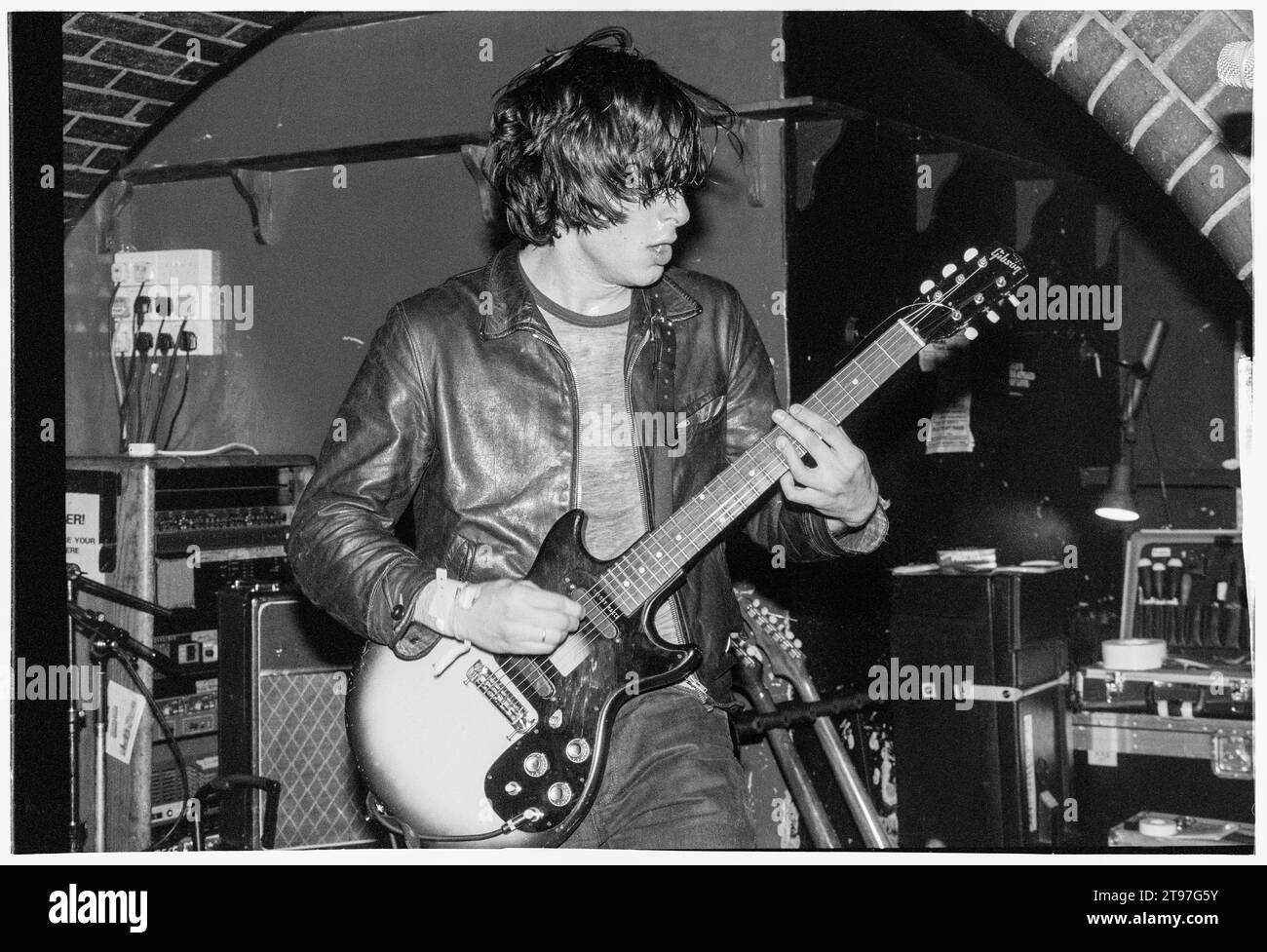 CARL BARAT, LIBERTINES, 2002: Ein sehr junger Carl Barât von den Libertines, der am 13. Juni 2002 live auf seiner ersten großen UK-Tour im Barfly Club in Cardiff, Wales, Großbritannien, spielte. Die Band bewertete ihre Debütalbum What a Water, die erst in späteren Re-Releases ihres Debütalbums Up The Bracket enthalten war. Der winzige Veranstaltungsort war nur halb voll. Foto: Rob Watkins Stockfoto