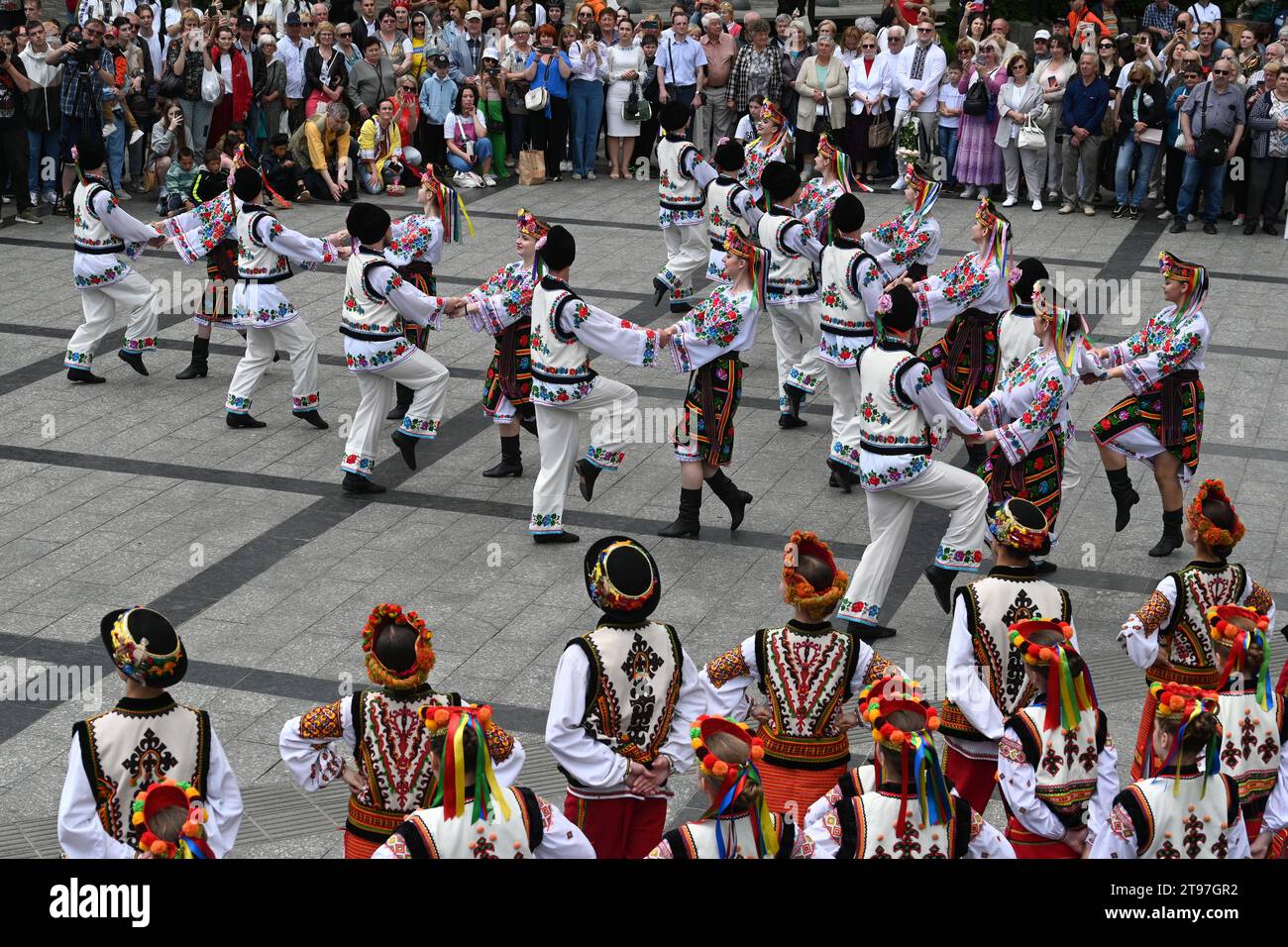 Lemberg, Ukraine - 28. Juni 2023: Menschen tanzen traditionelle ukrainische Tänze während der Feier des Konstitutionstages der Ukraine in Lemberg Stockfoto