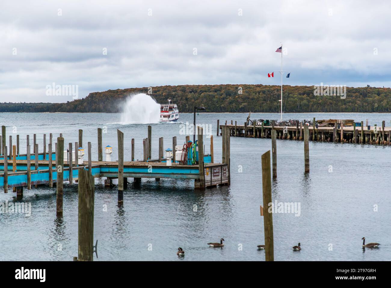 Haldimand Bay Jetties, Mackinac Island und Fähre von Shepler's Ferry. Das Schnellboot dauert 15 Minuten zum Festland. Schnelle Fähre auf dem Weg zwischen dem Festland und Mackinac Island, Michigan, USA Stockfoto