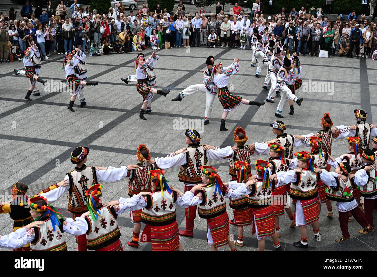 Lemberg, Ukraine - 28. Juni 2023: Menschen tanzen traditionelle ukrainische Tänze während der Feier des Konstitutionstages der Ukraine in Lemberg Stockfoto